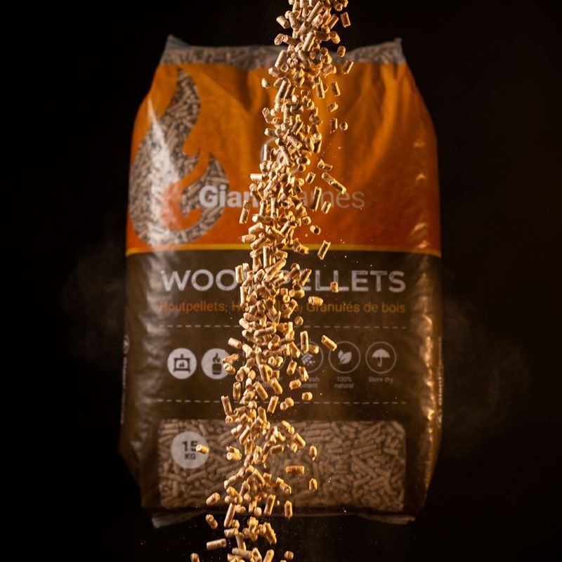 Palette Giant Flames Holzpellets 65 Säcke x 15 kg (975 kg)